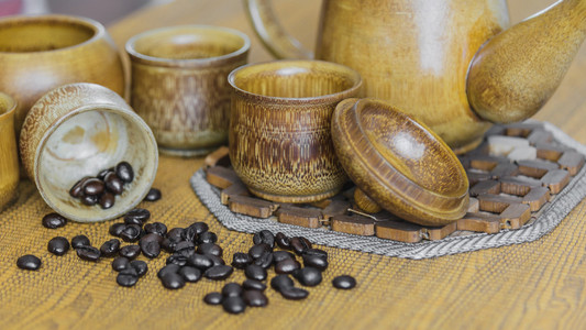 软聚焦图像的咖啡豆和咖啡杯上木 b 设置