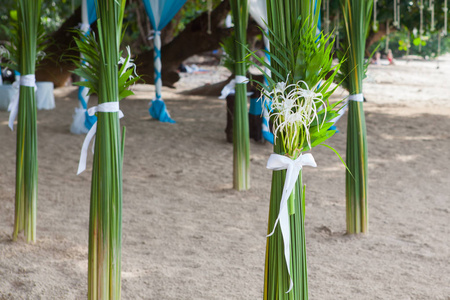 婚礼在泰国海滩上的花卉装饰