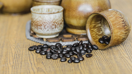 软聚焦图像的咖啡豆和咖啡杯上木 b 设置