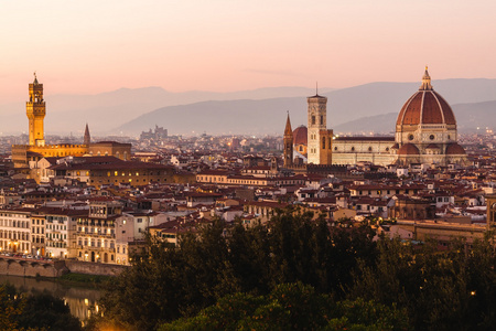 与Ponte Vecchio Palazzo Ve一起观看Arno河的全景