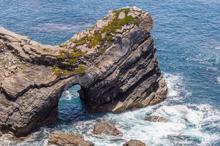 悬崖，岩石和 Zambujeira 中的波 Mar