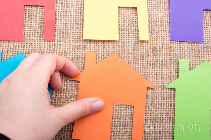 彩色纸剪出的房子形状照片-正版商用图片0ds0jq-摄图新视界