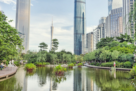 公园和城市的摩天大楼