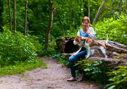 小猎犬号在公园散步的女人