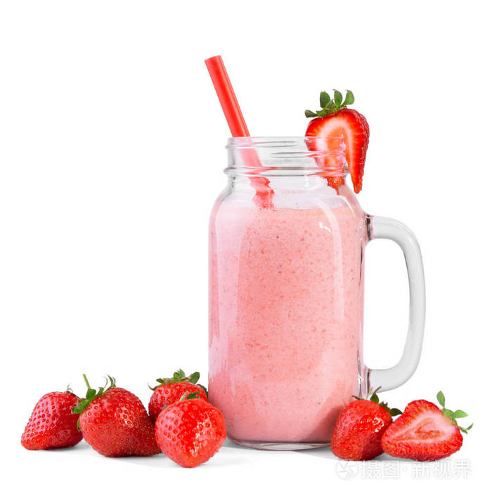 在梅森罐子里的草莓奶昔.雅致的酸奶孤立在白色背景上.