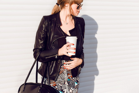 步行街与咖啡的时髦女人图片