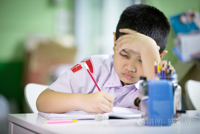 年轻的亚洲男孩做作业