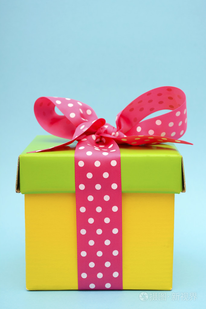 粉红色和蓝色背景上明亮的彩色礼品盒。