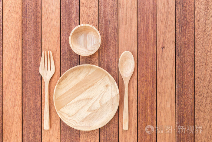 空的木盘 叉 勺子和碗木制的桌子上