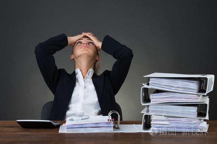 累了的商人用头在桌子上的手