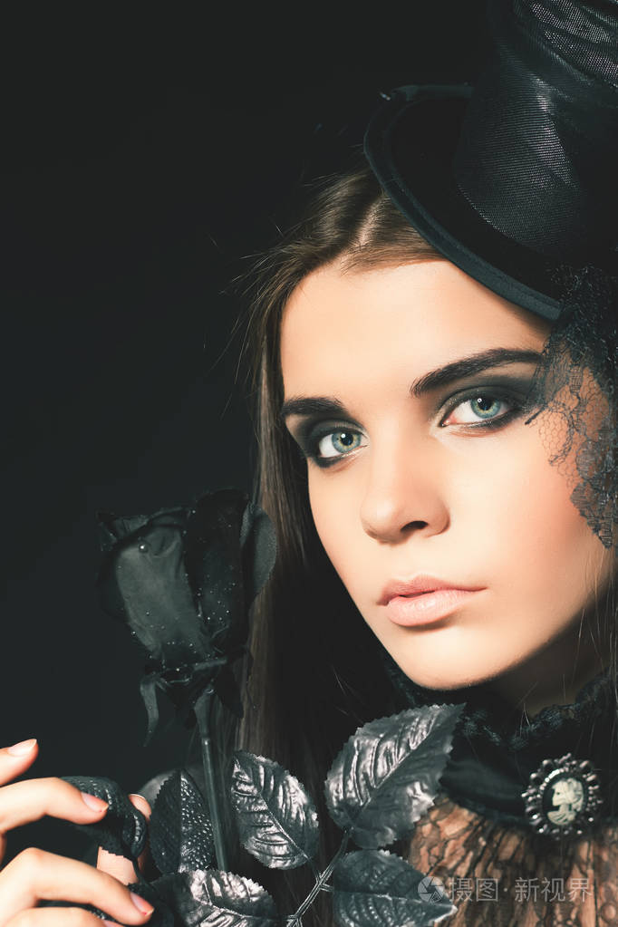 女王年轻女人握黑玫瑰万圣节晚会2017