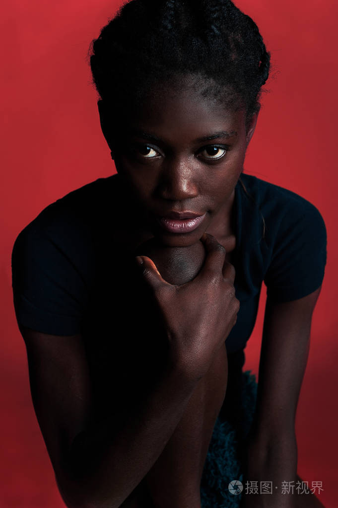 红色背景上的黑皮肤模型