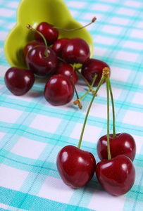 格子桌布上的新鲜樱桃健康食品