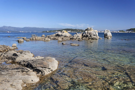 海岸的岩石小岛