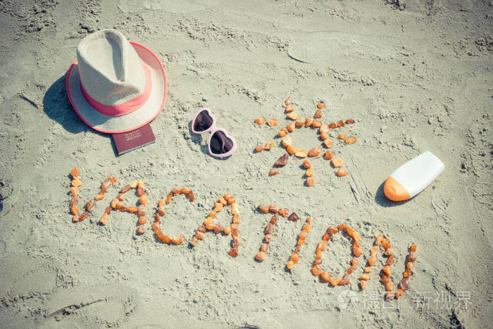 词的假期，享受日光浴和护照在海滩，在夏日时光旅行的概念配件