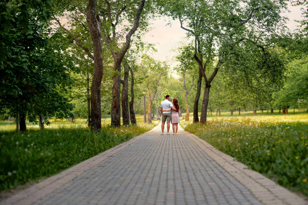 家庭爱夫妻在路上童话森林公园