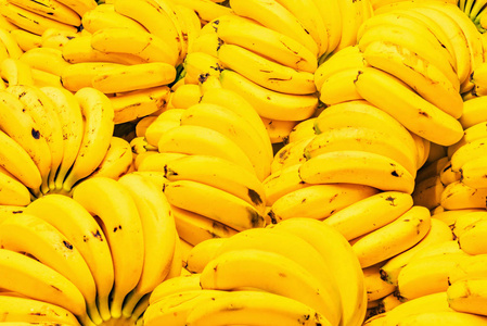 新鲜香蕉黄色背景