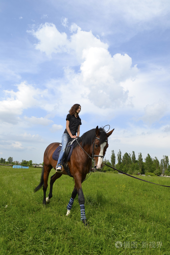 一个女孩在一匹马骑马的初学者