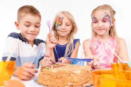 快乐的孩子吃生日蛋糕
