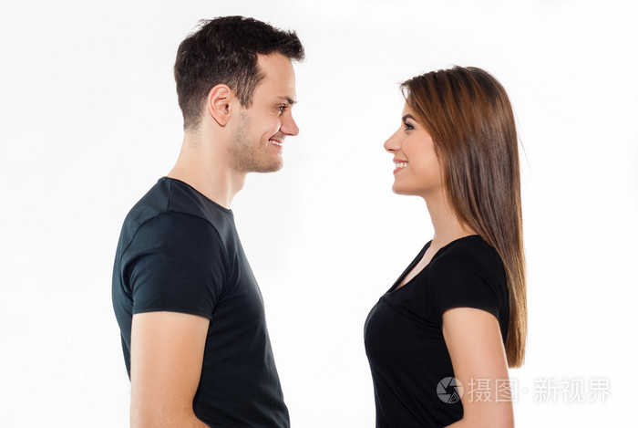 夫妇站面对面微笑快乐在彼此在白色的背景