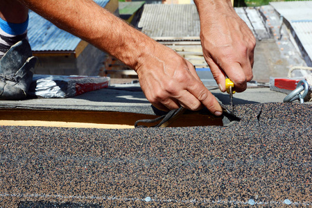 从瓦屋面的修复。屋顶的切割油毡或沥青在防水工程。屋顶瓦片