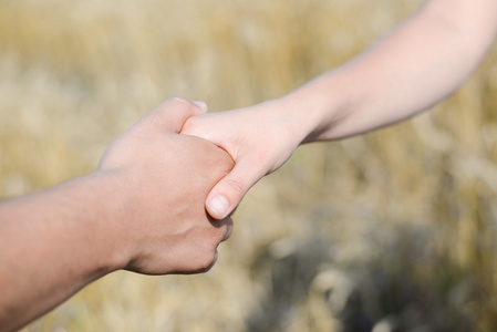 双手握平板电脑图片