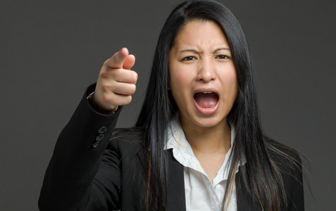 愤怒的亚洲业务的女人图片