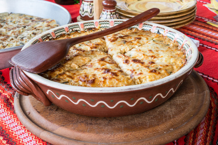 土豆饼与蔬菜和奶酪。保加利亚国家菜