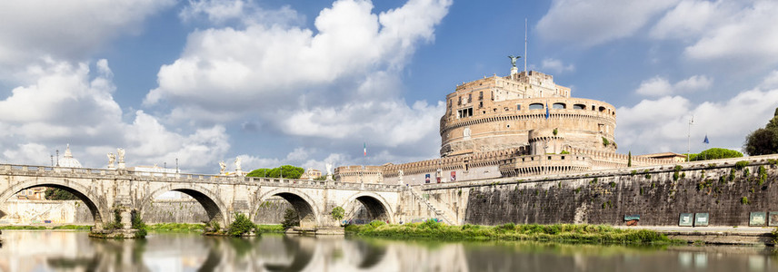 桥和城堡圣安杰罗在罗马的全景