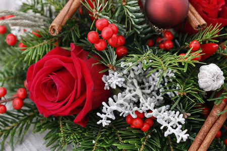 红玫瑰 冷杉 brunia 和肉桂 st 圣诞装饰