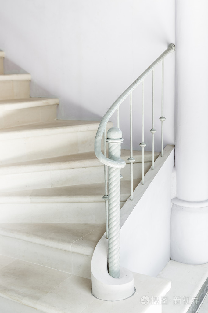 与老式的白色栏杆的白色楼梯