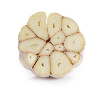 头大蒜切成两半白色背景上照片