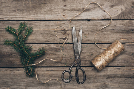 枞树 剪刀和绳，用来圣诞装饰品