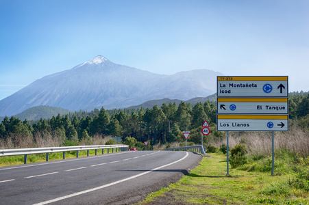 路线标志和泰德火山图片