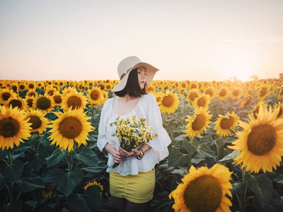 幸福开朗幸福的女人的向日葵田.夏天在花田开朗快乐的女孩.