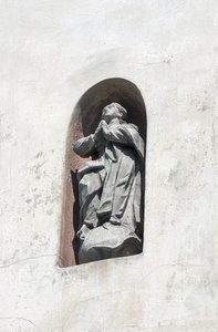 雕像的祈祷在墙壁龛里的人。利沃夫