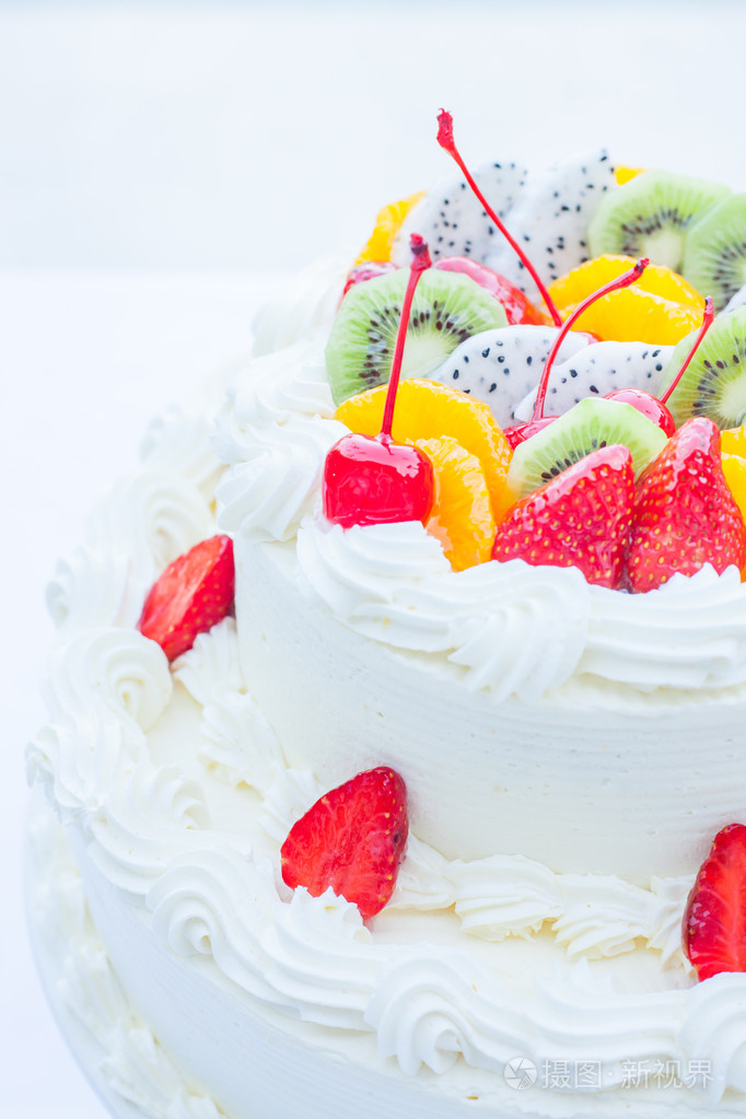 白色婚礼蛋糕的顶端放水果选择性的焦点