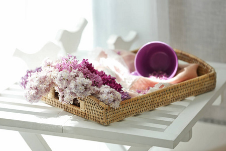 美丽的淡紫色花朵，桌上