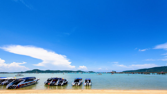 在普吉岛，泰国 Ao 查龙湾海滩港区