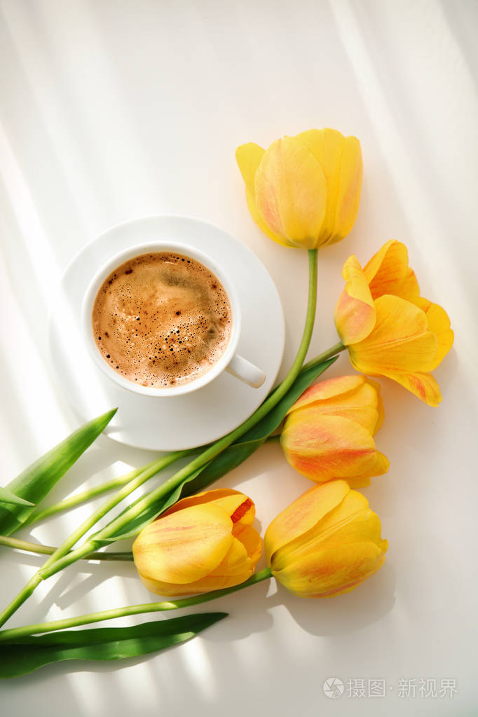 美丽的郁金香花和杯咖啡