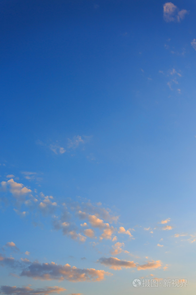 在湛蓝的天空上的云
