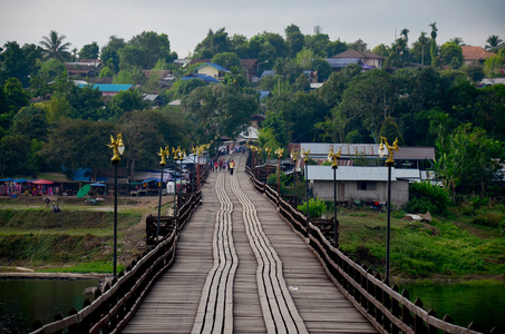 人们旅行和在早晨 ti 沙潘孟木桥上行走