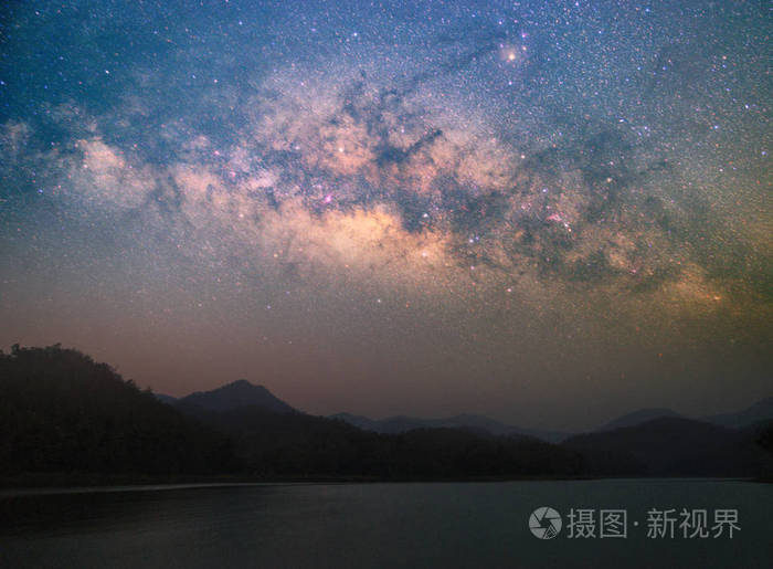 美丽夜晚星空与银河系上升超过金鼎山照片 正版商用图片0dso53 摄图新视界