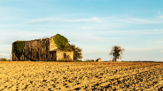 废弃的农场在托斯卡纳图片
