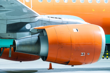 飞机引擎的漆成橙色。特写镜头。重型工程背景