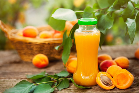 瓶与杏汁和杏