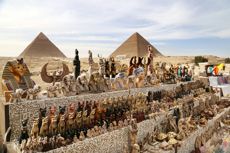 在市场的前面的吉萨，埃及的金字塔埃及纪念品