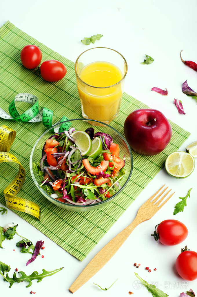 光芝麻菜沙拉, 番茄, 紫色洋葱在白色背景上的石灰.