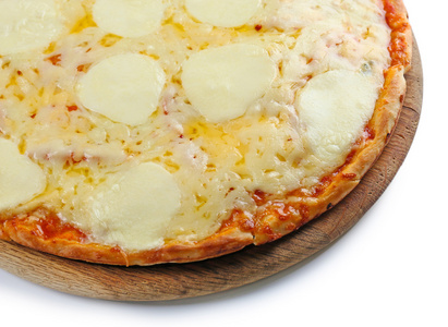 充分的木板上的奶酪比萨