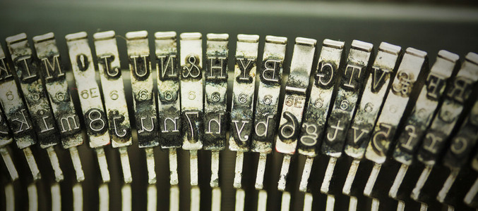 锤上旧的打字机的键。老式的筛选器